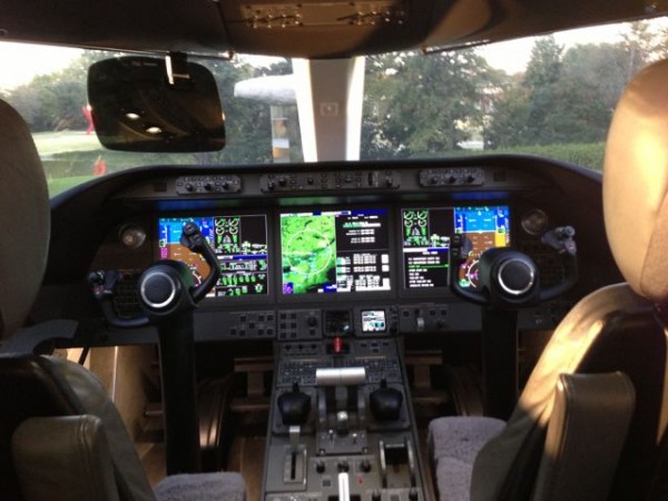 cockpit of learjet 85